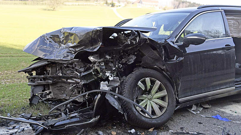 Die beiden Autos wurden bei dem Unfall  komplett zerstört - Bilder vom Bergungseinsatz.