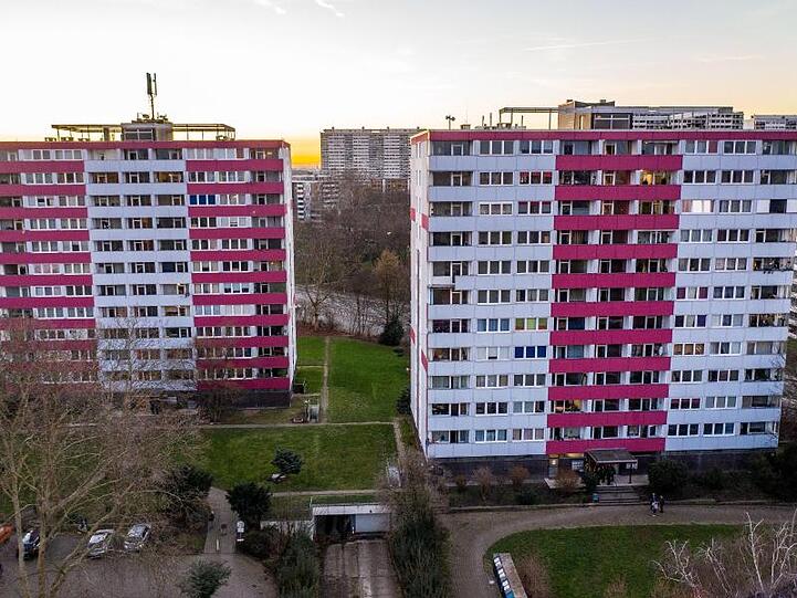 Diese beiden Hochhäuser in Duisburg wurden auf Grund von Brandschutzmängeln evakuiert. Mehr als 200 Bewohner mussten ihre Wohnungen verlassen.