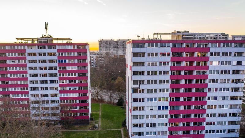 Diese beiden Hochhäuser in Duisburg wurden auf Grund von Brandschutzmängeln evakuiert. Mehr als 200 Bewohner mussten ihre Wohnungen verlassen. Diese beiden Hochhäuser in Duisburg wurden auf Grund von Brandschutzmängeln evakuiert. Mehr als 200 Bewohner mussten ihre Wohnungen verlassen.