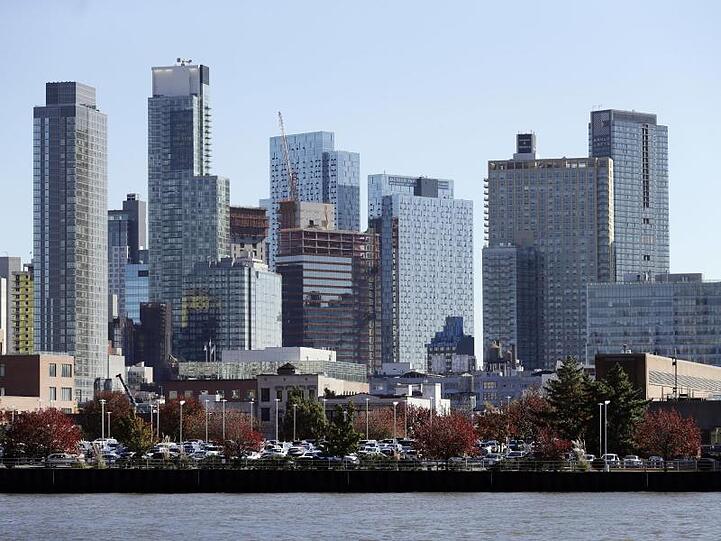 Die Skyline und Wasserfront von Long Island City im New Yorker Stadtteil Queens. Hier hatte Amazon erwogen einen Hauptsitz zu eröffnen.