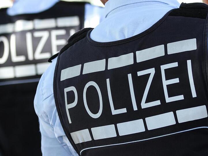 In Westen gekleidete Polizisten. Foto: Silas Stein/dpa/Archivbild