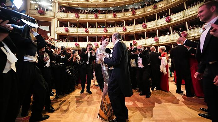 Im Dreivierteltakt dreht sich auf dem Wiener Opernball alles um dieses Paar: Richard "Mörtel" Lugner und Stargast Priscilla Presley tanzen in der Wiener Staatsoper zu Sinatra.