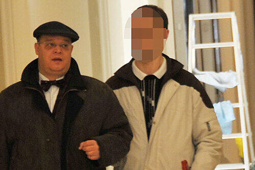 Auf dem Weg zum Prozess: der angeklagte Therapeut am Arm seines Verteidigers Bernd Lippmann.