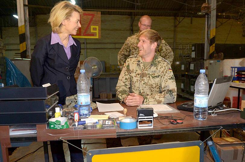 Gute Stimmung: Deutsche Soldaten scherzen auf ihrem Stützpunkt in Afrika mit der neuen obersten Chefin.
