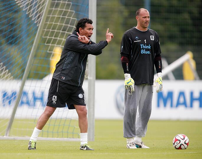 Moniz gibt Towart Gabor Kiraly Anweisungen.