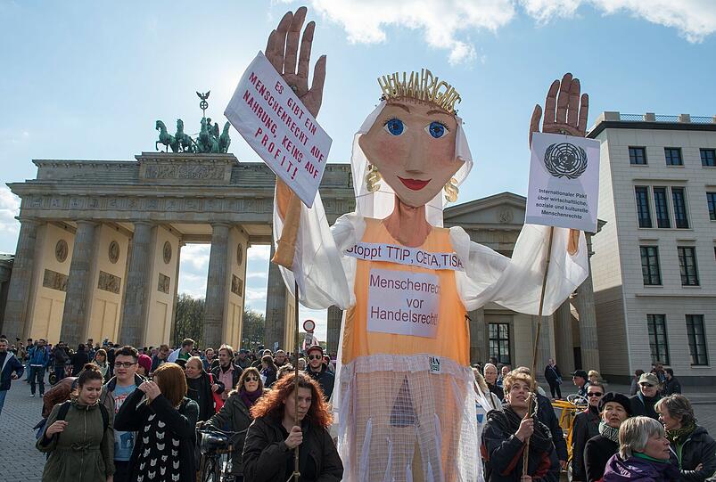Auch in Berlin zeigten die Demonstrationsteilnehmer deutlich ihre Meinung zu TTIP.