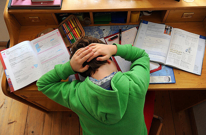 Etwa vier von fünf Schülern leiden unter Kopfschmerzen. Grund ist oft Schulstress. (Symbolbild)