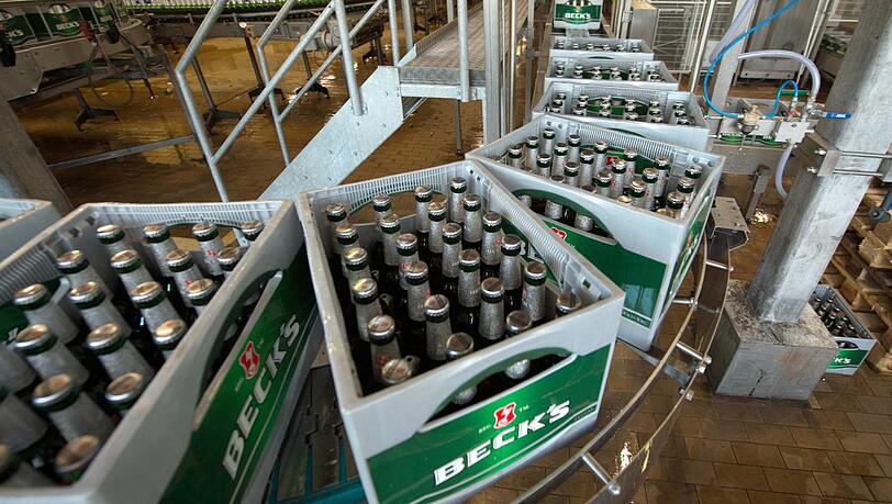 Bierkästen, die gerade bestückt wurden, werden in der Abfüllhalle der Beck's Brauerei in Bremen transportiert. Bierkästen, die gerade bestückt wurden, werden in der Abfüllhalle der Beck's Brauerei in Bremen transportiert.