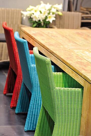 Farbkleckse für das Wohnzimmer im Freien: Flechtstühle wie hier von Vandecasteele Marc in Grasgrün, Hellblau oder Feuerrot