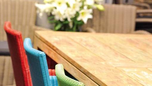 Farbkleckse für das Wohnzimmer im Freien: Flechtstühle wie hier von Vandecasteele Marc in Grasgrün, Hellblau oder Feuerrot Farbkleckse für das Wohnzimmer im Freien: Flechtstühle wie hier von Vandecasteele Marc in Grasgrün, Hellblau oder Feuerrot