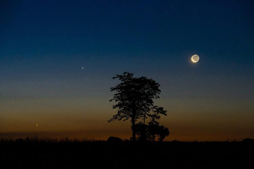 Unser Nachbarplanet, die Venus (l.), leuchtet heuer besonders hell.