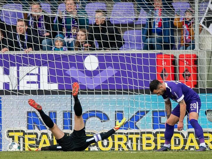 Aues Torwart Martin Männel (l) und Teamkollege Calogero Rizzuto können das Kieler Gegentor zum 0:2 nicht verhindern.