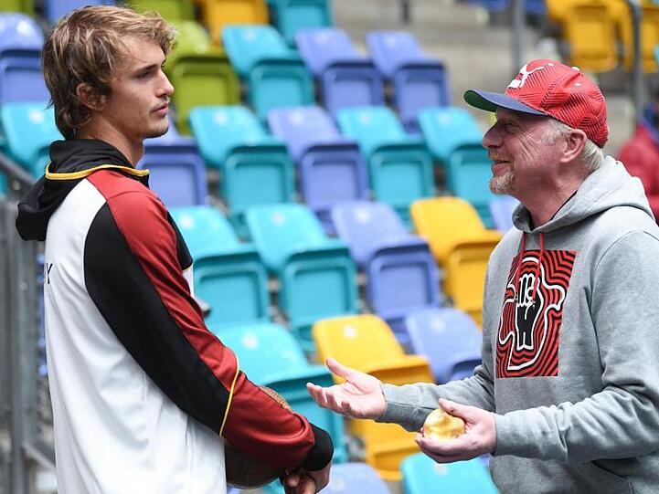 Alexander Zverev (l) und Herrenchef Boris Becker vor dem Training in der Fraport Arena.