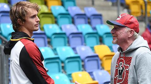 Alexander Zverev (l) und Herrenchef Boris Becker vor dem Training in der Fraport Arena.