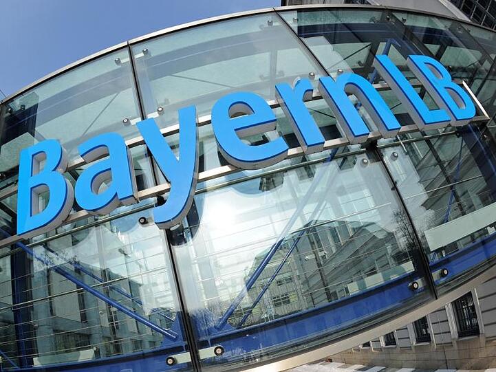Das Logo der Bayerischen Landesbank (BayernLB) ist an der Zentrale zu sehen. Foto: Andreas Gebert/dpa/Symbolbild
