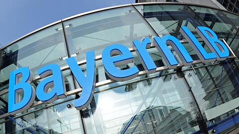 Das Logo der Bayerischen Landesbank (BayernLB) ist an der Zentrale zu sehen. Foto: Andreas Gebert/dpa/Symbolbild