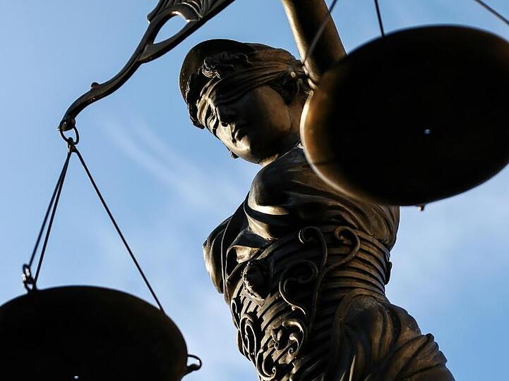 Eine Statue der Justitia hält eine Waage in der Hand. Foto: picture alliance / David Ebener/dpa/Symbolbild