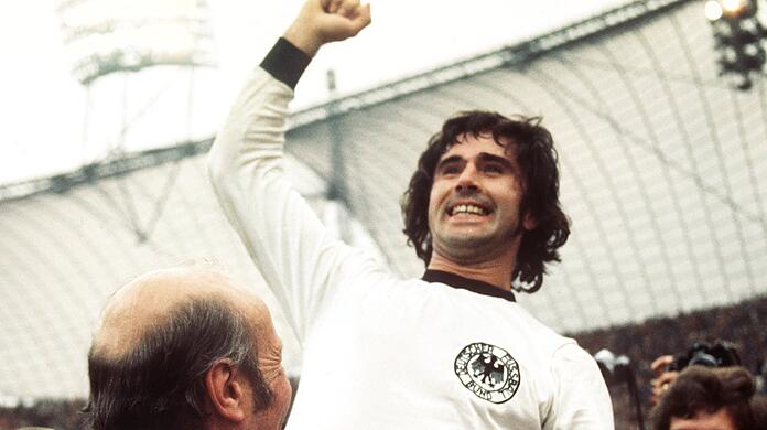 Jubel über den WM-Titel 1974: Gerd Müller mit Bundestrainer Helmut Schön (l).