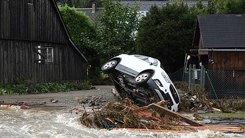 Die Hochwasserlage spitzt sich auch in Tschechien weiter zu: Eine Wasserwelle des Flusses Bil&eacute; richtet enormen Schaden an.
