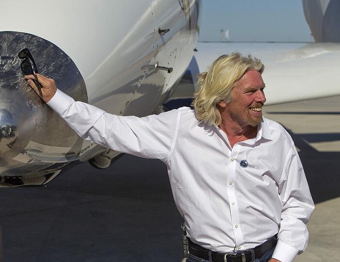 Stolz grinst der Milliardär in die Kamera - während der Weltraumbahnhof aus Steuergeldern finanziert wurde, hat er mit seinem Vermögen das Raumschiff und die Verwaltung durch seine Firma "Virgin Galactics" übernommen.