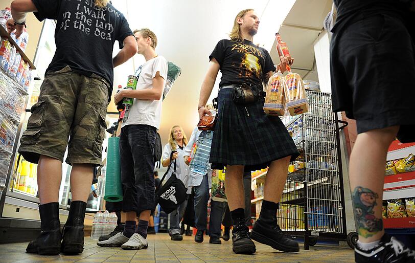 Am Mittwoch kamen die meisten Fans schon angereist, um am Donnerstag das größte Metal-Festival der Welt zu feiern. Aufgrund von Regenfällen waren Teile des Festivalgeländes noch ziemlich matschig - doch wen störts? Die Metall-Fans jedenfalls nicht! Die Bilder von Anreise und erstem Abend