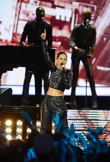 Das süße Soulmädchen Alicia Keys, das am Klavier &bdquo;Fallin&rsquo;&ldquo; schmachtet, hat sich in zehn Jahren Karriere zum &bdquo;Girl on Fire&ldquo; gemacht. Die skandalfreie R&B-Sängerin spielt am 16. Juni in der Olympiahalle auf. Karten gibt&rsquo;s noch ab 61,15 Euro.