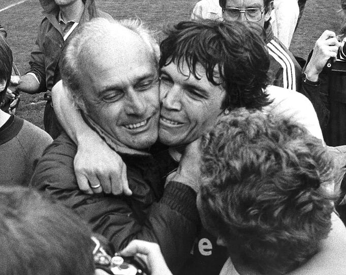 Jubel mit Lothar Matthäus: Udo Lattek als Bayern-Trainer 1985 im Olympiastadion