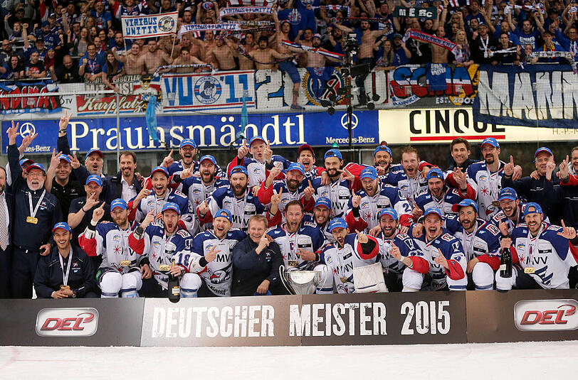 Die Eishockeyspieler der Adler Mannheim feiern den Meistertitel in der DEL.