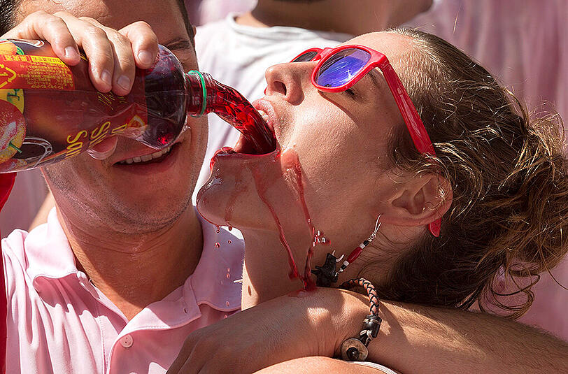 Fans und Demonstranten auf dem Sanfermines-Festival 2015 in Pamplona.