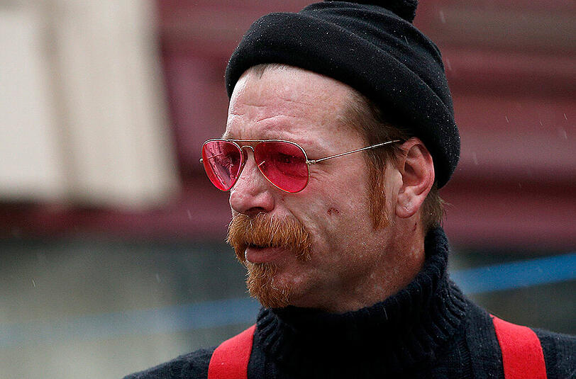 Knapp einen Monat nach den Pariser Anschlägen trauern die Eagles of Death Metal vor dem Bataclan um die Opfer.