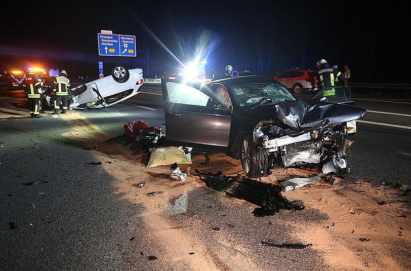 Trümmerfeld auf der A3: Am späten Mittwochabend waren hier mehrere Fahrzeuge an drei Unfällen beteiligt. Die Bilder aus Erlangen.