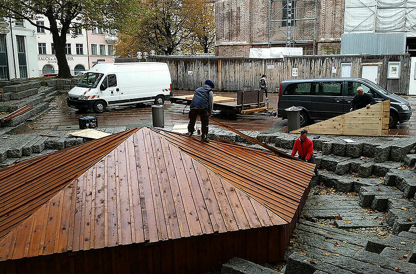 Der Brunnen am Frauenplatz wird winterfest gemacht.