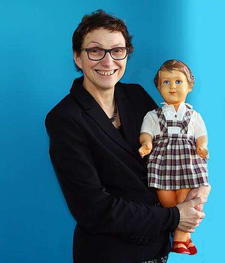 Beatrix Zurek (57), Stadtschulrätin: "Die Puppe ist eine Erinnerung an meine Kindertage. Die stammt noch aus Polen. Ich war fünf, sechs Jahre alt, als wir 1965 da ausgereist sind. Und diese Puppe war eine der ganz wenigen Dinge, die ich aus der alten Heimat mitgenommen habe. Sie hat jetzt keinen besonderen Platz. Die Puppe ist schon auf dem Altenteil und verbringt ihre Tage in einem Schrank. Aber ich meine: Manche Leute entsorgen solche Dinge auch. Bei mir hat sie zumindest einen staubgeschützten Schlafplatz."