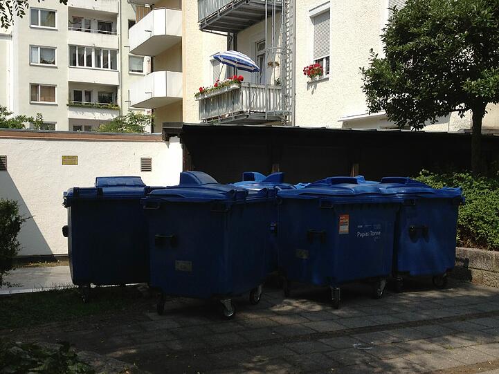 So viele Papiertonnen - aber nur an zwei kommt man ran...