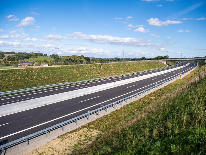 Blick auf die noch geschlossene Isentalautobahn (A94). Foto: Lino Mirgeler/dpa/Archivbild