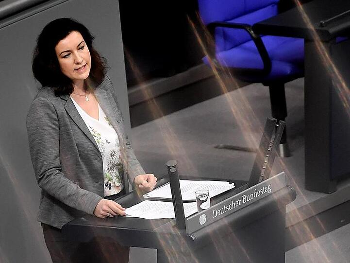 Dorothee Bär (CSU), Staatsministerin für Digitalisierung, spricht am Rednerpult im Bundestag. Foto: Britta Pedersen/Archiv
