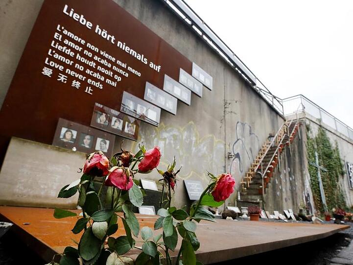 Rosen verwelken an der Loveparade-Gedenkstätte. Das Gericht hält die Einstellung des Prozesses für denkbar.