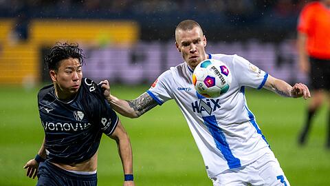 Darmstadts Thomas Isherwood (r) im Zweikampf mit dem Bochumer Takuma Asano.