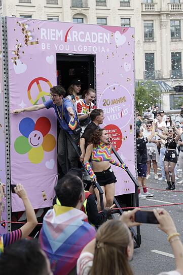 Fröhlich feiernde Teilnehmer bei der CSD-Parade in München.