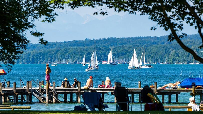 Besucher in Berg am Starnberger See im Sommer vor zwei Jahren - damals ohne Sorge, ständig gestochen zu werden.