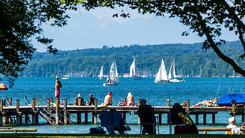 Besucher in Berg am Starnberger See im Sommer vor zwei Jahren - damals ohne Sorge, ständig gestochen zu werden.