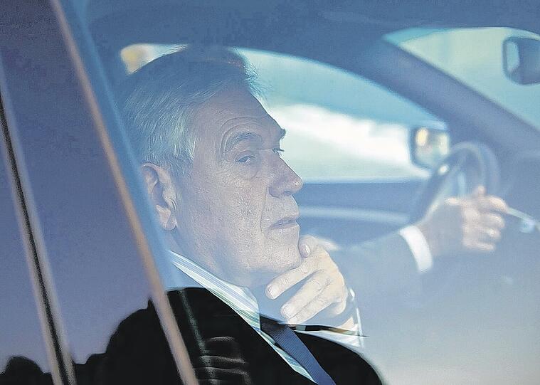 War da was? Bundeswirtschaftsminister Michael Glos ist es gewohnt, mit dem Dienstwagen freie Fahrt zu haben. Foto: ddp