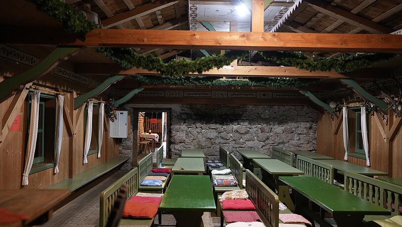 Die ehemalige Scheune: An den Wirtshaustischen ist Platz für 100 Menschen, eine Bühne gibt es auch – ideal für Feste und Veranstaltungen. Die ehemalige Scheune: An den Wirtshaustischen ist Platz für 100 Menschen, eine Bühne gibt es auch – ideal für Feste und Veranstaltungen.