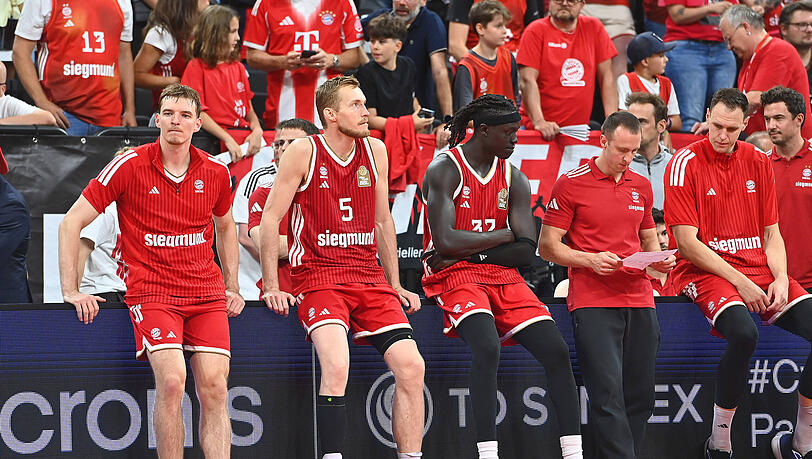 Die Bayern-Stars sind entt&auml;uscht nach der Final-Niederlage gegen Alba Berlin.