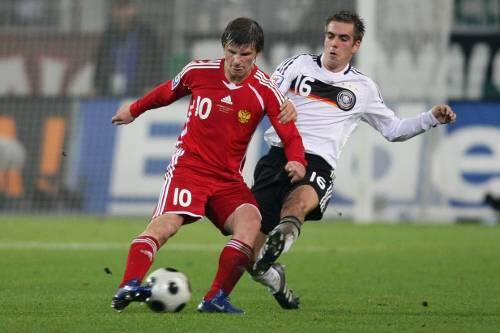 Zweikampfstark: Philipp Lahm  attackiert Andrey Arschawin beim Hinspiel gegen die Russen (2:1).