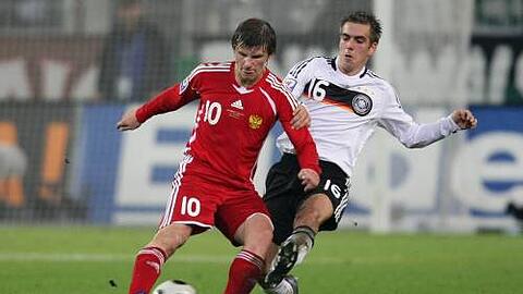Zweikampfstark: Philipp Lahm  attackiert Andrey Arschawin beim Hinspiel gegen die Russen (2:1).