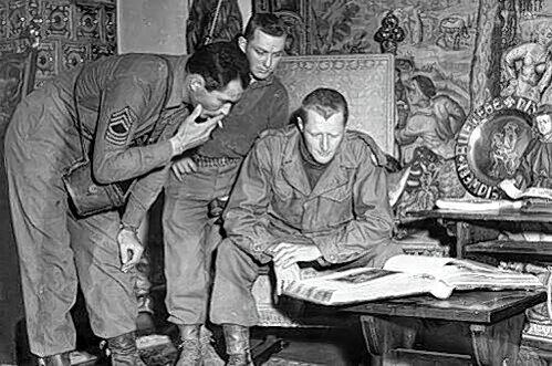 Von links: Stabsfeldwebel Freeman Bradley, Techniker Harold Spier und Hauptmann E. J. McKeon in Burg Veldenstein über Neuhaus a.d. Pegnitz.