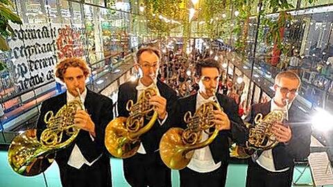 Die Hornisten Christian Loferer, Maximilian Hochwimmer, Johannes Dengler, Stefan Böhning (von links nach rechts) zeigen, welches Star-Potenzial im Bayerischen Staatsorchester steckt.