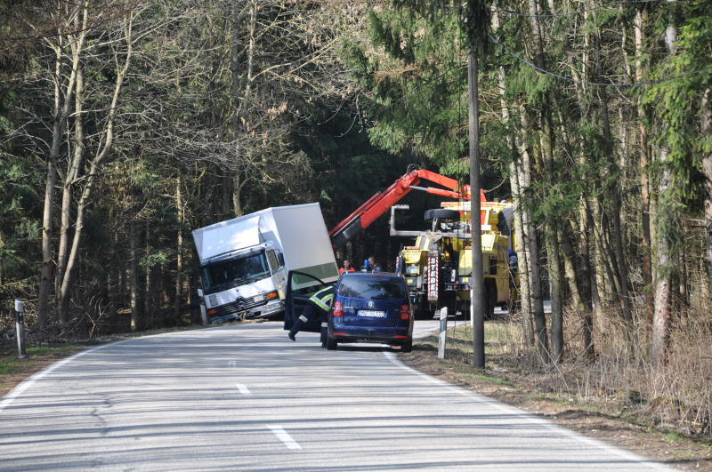 Am Mittwochmittag kam ein Lkw-Fahrer mit seinem Gefährt auf das Bankett und landete daraufhin im Graben.
