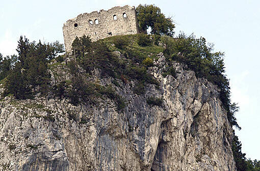 Geheimnisumwitterer Felsen: Rund um die Burgruine schießen Pflanzen ins Kraut &ndash; und Gerüchte.